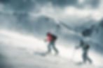 Alpinistin auf Skiern in einem Schneegestöber beim Aufstieg zum Gipfel