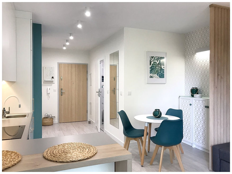 korytarz-w-kawalerce-z-aneksem-kuchennym-open-space-w-bieli-i-turkusie