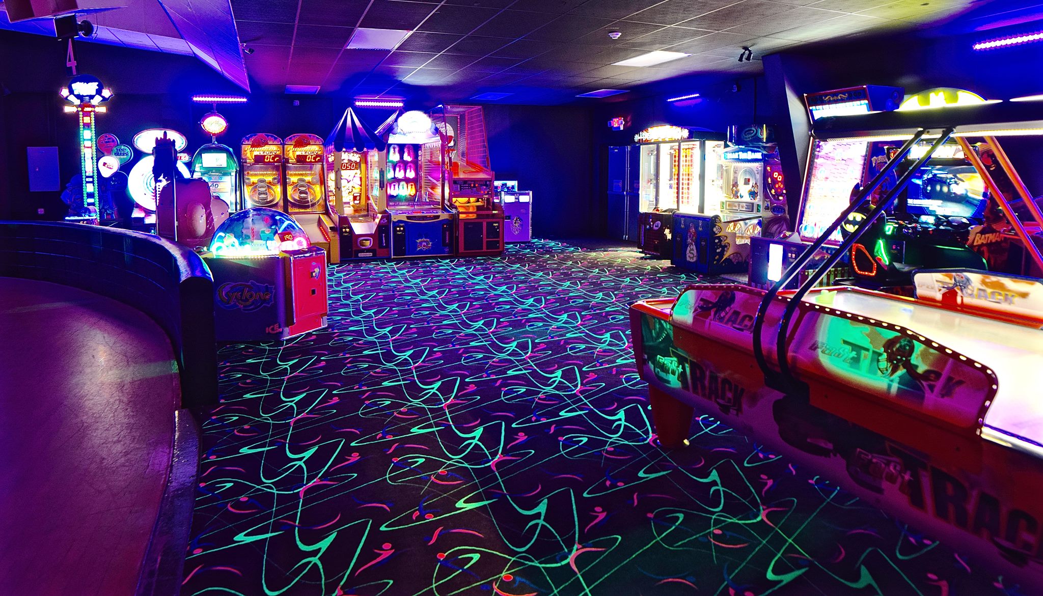 Roller Skating, Skate Lessons, Birthday, Glow and Private Parties.