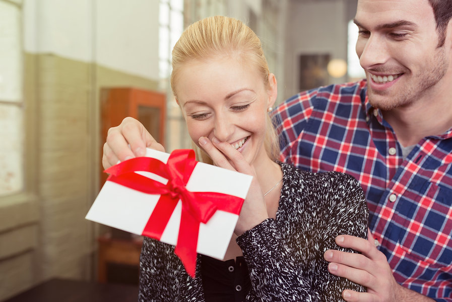 Frau bekommt Tanzgutschein geschenkt
