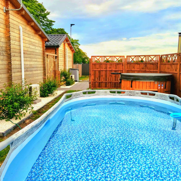 Domki z jacuzzi i basenem