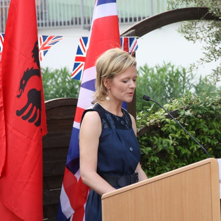 Ish Ambasadorja Britanike Fiona McIlwham në gjurmët e Lord Bajronit