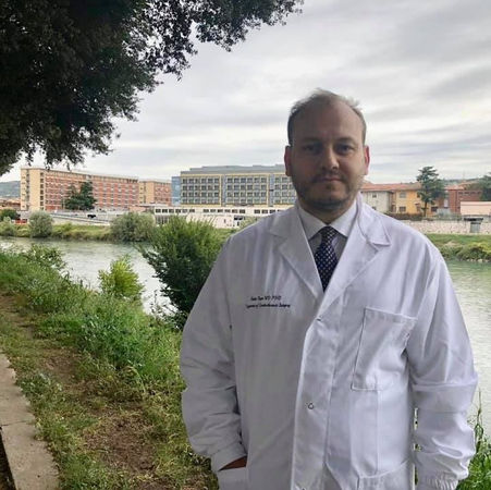 Dr Kristo Papa realizon një nga operacionet më të vështira