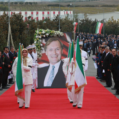 I ndjeri Sir David Amess u kujtua në ceremoninë lëvizëse në Ashraf-3, Shqipëri, 