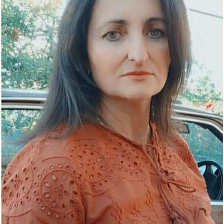 DUKE NDJEKUR VIJËN E HOLLË TË KUFIRIT MES VARIANTEVE