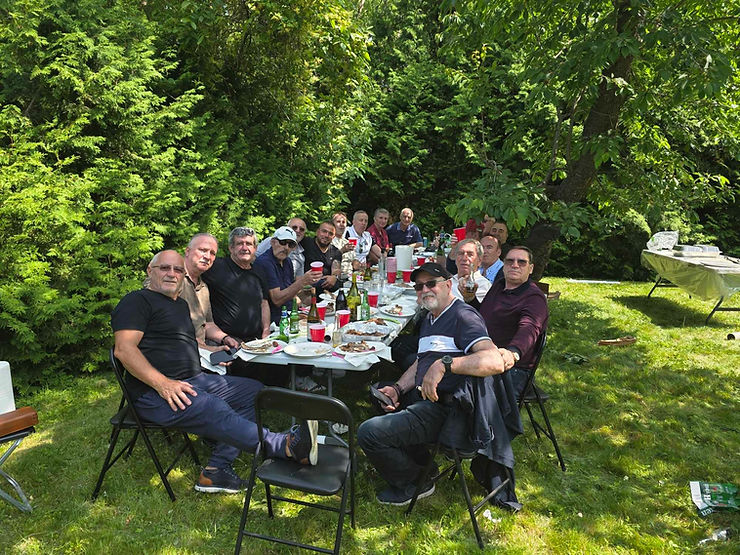 E në këtë shkrepje dixhitale janë: Nga e djathta, Ardjan Graceni, Benon Lopari, Lul Qendro, Kastriot Vinçani, Kujtim Kaloti, Cen Dervishhasani, Bert Kazazi. Pastaj, majtas, Pavllo Jano, Arben Burburija, Qemal Kurti, Kol Bace, Agim Hoxha, 2 të tjerët janë miq, pastaj, Nipi i Demir Hoxhës, Arjan Subashi, Lefter Paço, dhe realizuesi i kësaj fotografie Cen Dakli.