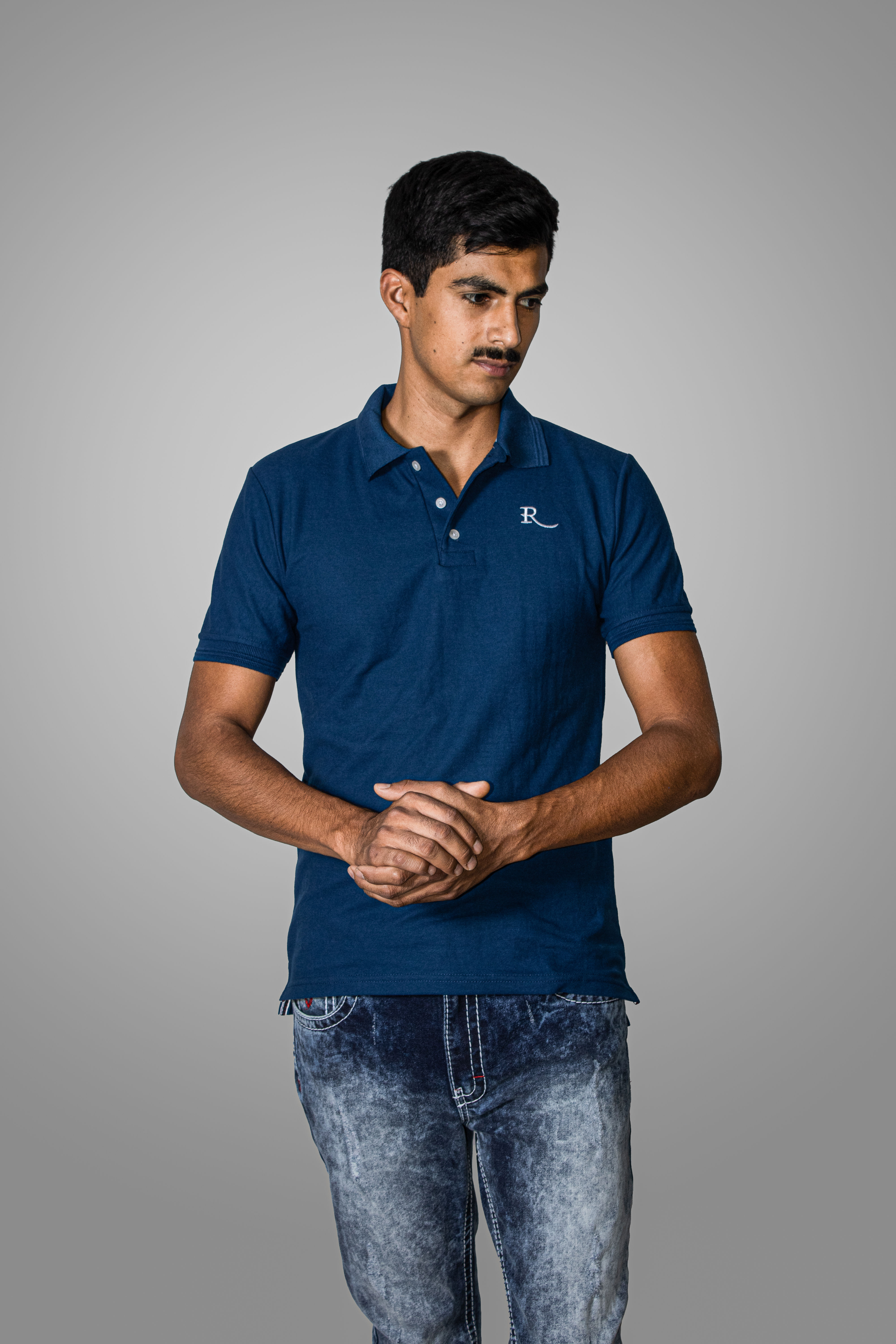 Playera tipo polo regular fit azul rey