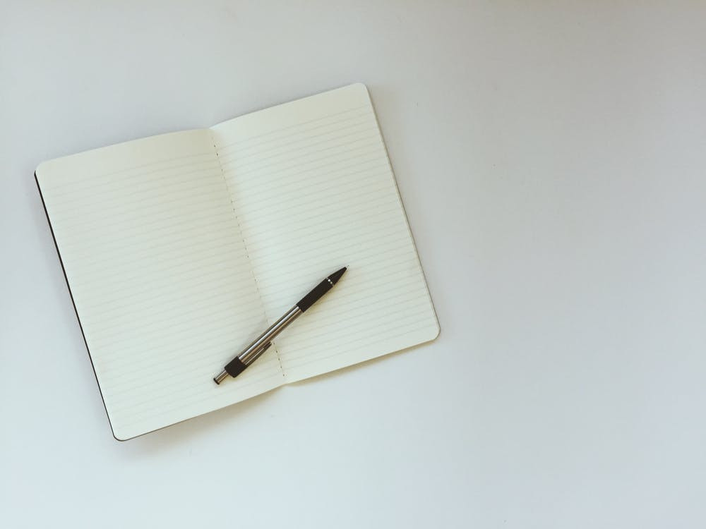 Fuente: https://www.pexels.com/photo/blank-blank-notebook-blank-page-flat-lay-446401/