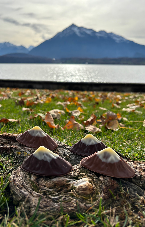Niesenbahn, Niesenschoggi Berner Oberland, Niesenschoggi, Niesenschokolade, Mosaik Schulthess, Berg Niesen in Schokoladeform