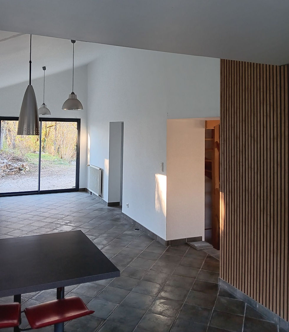 Séjour avec panneau décoratif