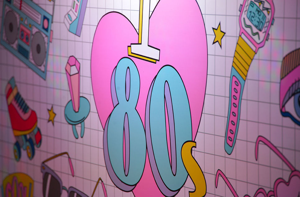 תפאורה לשנות השמונים
תפאורה לאירוע שנות השמונים
תפאורה לקונספט שנות השמונים
קונספט שנות השמונים