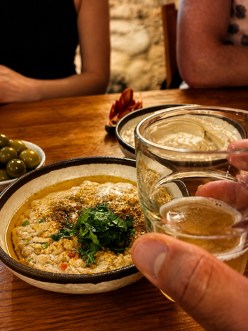 טעימות חומוס ואוכל מקומי בסיור קולינרי ברמלה