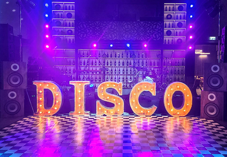 תפאורה לשנות השמונים
תפאורה לאירוע שנות השמונים
תפאורה לקונספט שנות השמונים
קונספט שנות השמונים