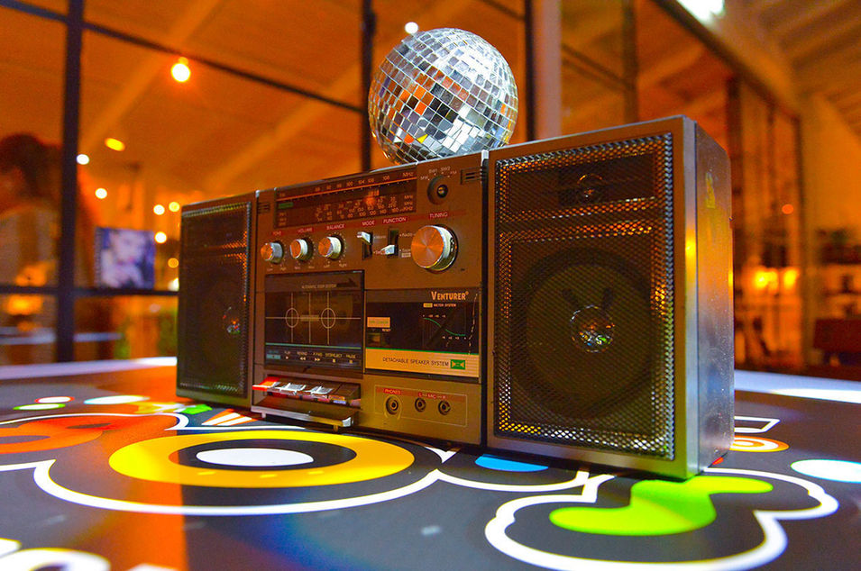 תפאורה לשנות השמונים
תפאורה לאירוע שנות השמונים
תפאורה לקונספט שנות השמונים
קונספט שנות השמונים