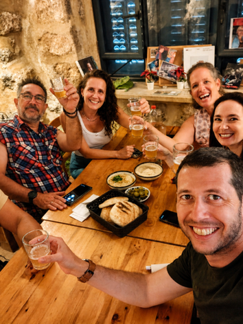 קבוצת עובדים בסיור קולינרי וגיבוש ברמלה ולוד