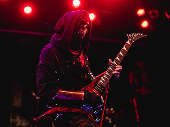 Nobody Byond playing live, live guitar player,
