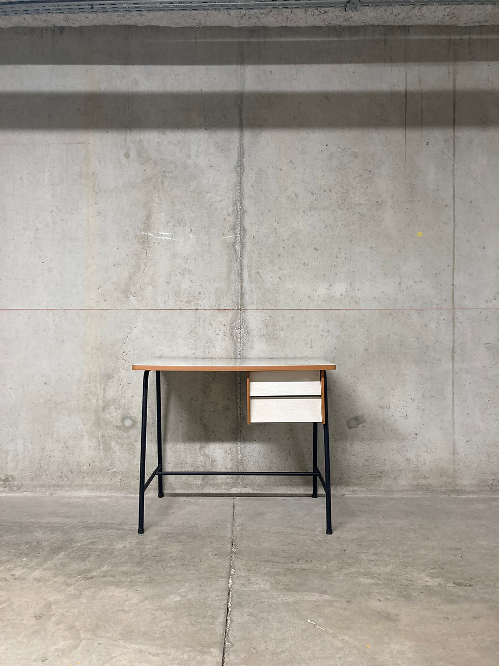 Bureau moderniste et sa chaise formica vintage années 60
