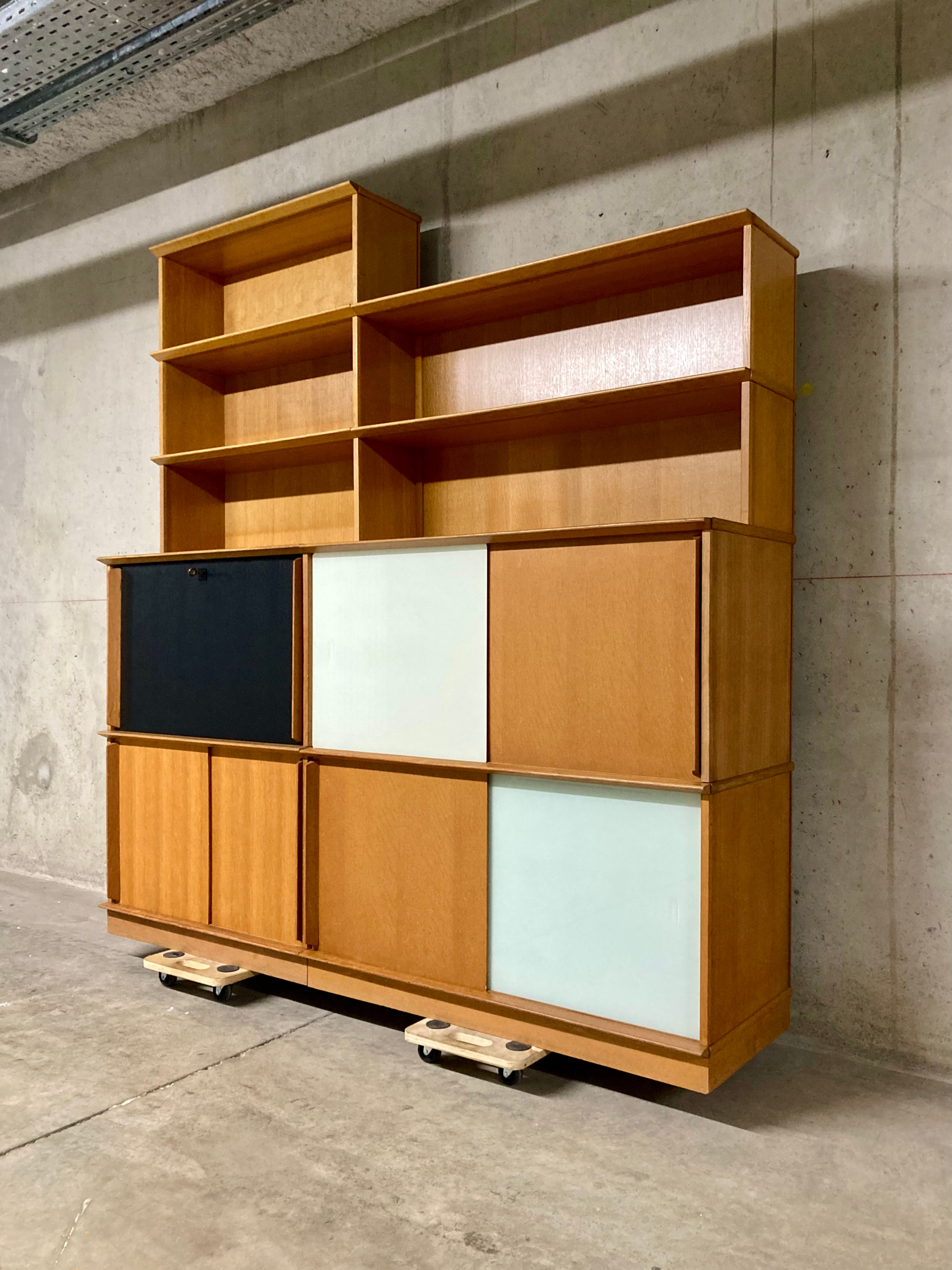 Grande bibliothèque vitrine asymétrique chêne doré meuble Oscar  vintage années