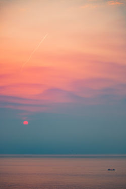 朝日と船と飛行機雲
