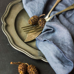 Cuidada selección de artículos en plata y estaño para una mesa elegante, clásica y atemporal