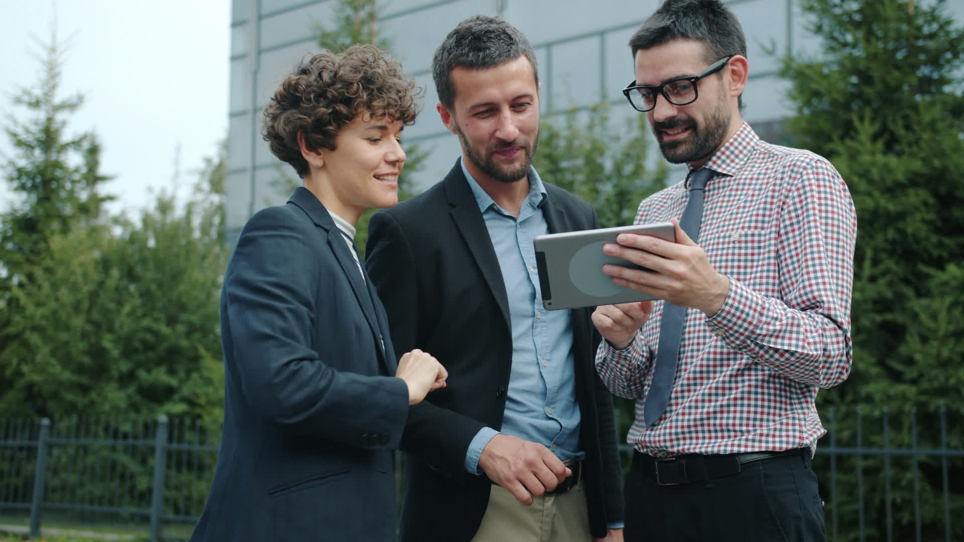 Eine native App nutzt Kamera, Standort und Systemfunktionen auf einem Smartphone.