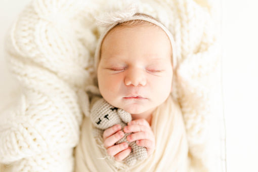 fotoğraf çekimi için  battaniyede yatan masum bir yenidoğan