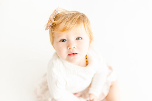 oturan sarışın bir bebek