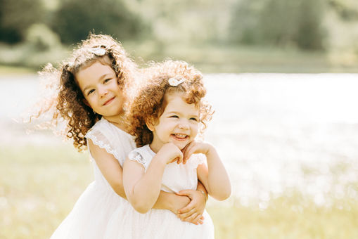 dış mekan çekiminde birbirine sarılıp gülen iki kız kardeş