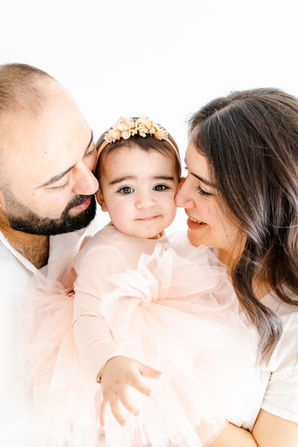 1 yaş çekimi aile fotoğrafı gülümseyen mutlu aile