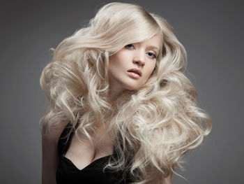 Why do hand tied caps and wigs continue to grow in popularity?