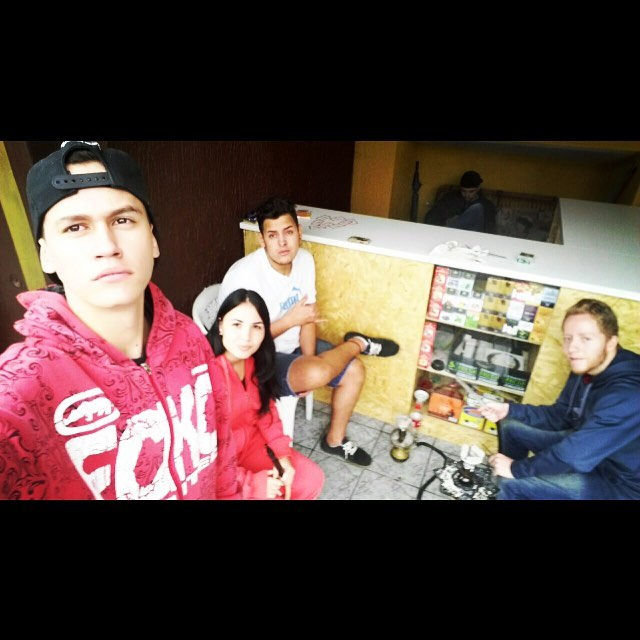 Galera tava colando