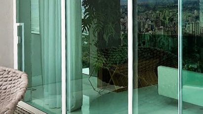 A Linha Gold® da Alcoa, líder mundial no setor, é referência em design, resistência e desempenho acústico. Seus perfis modernos e robustos garantem alto padrão estético para portas, janelas, divisórias, portões e coberturas.

Disponível em diversas cores de anodização e pintura, a Linha Gold é ideal para projetos de médio a alto padrão. A Padronize Esquadrias, com mais de uma década de experiência, oferece instalação especializada, acabamento impecável e compromisso com prazos.