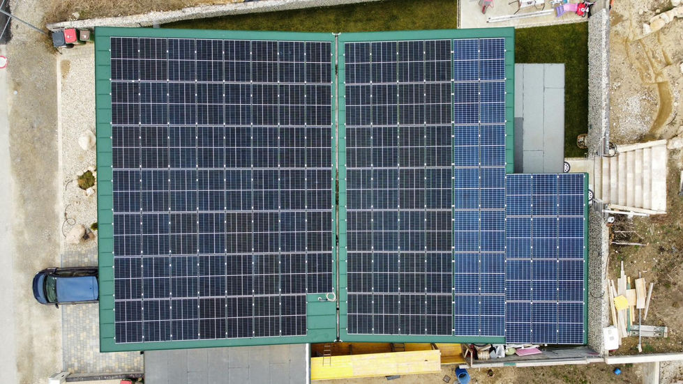 Învelitori pentru Acoperișuri
Oferim soluții premium pentru învelitori de acoperiș, utilizând materiale durabile și tehnici moderne pentru a asigura protecție, estetică și longevitate.

🔹 Tablă Fălțuită din Aluminiu – Folosim tablă fălțuită din aluminiu de cea mai bună calitate, un material ușor, rezistent la coroziune și intemperii, ideal pentru acoperișuri durabile și sigure.

🔹 Montaj Profesional – Tehnica de fălțuire asigură o etanșeitate perfectă, eliminând riscul de infiltrații și oferind un aspect elegant, adaptabil oricărui stil arhitectural.

🔹 Soluții Personalizate – Fie că este vorba despre clădiri rezidențiale, comerciale sau restaurarea unor obiective istorice, proiectele noastre sunt adaptate fiecărui tip de construcție, garantând un rezultat impecabil.

Punem accent pe calitate, durabilitate și execuție precisă, oferind soluții complete pentru acoperișuri eficiente și sigure.