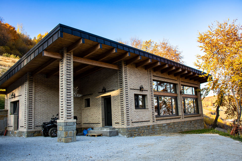 Suntem pe cale să finalizăm un proiect complex de instalații electrice pentru o proprietate privată, care include atât alimentarea generală cu energie electrică, cât și o gamă completă de servicii de amenajare și siguranță:
🏠 Cabana – Iluminat interior modern și prize amplasate strategic pentru confort maxim.
🍖 Barbeque – Alimentare electrică și iluminat dedicat pentru un spațiu de grătar prietenos și funcțional.
🚗 Garaj – Iluminat și prize de putere pentru orice nevoie, de la încărcarea auto până la unelte și echipamente.
🔒 Beci – Sisteme electrice de siguranță pentru spații de depozitare speciale.
🔊 Sistem Audio – Boxe și conexiuni audio pentru un ambient plăcut, atât în interior, cât și în exterior.
💡 Iluminat Interior și Exterior – Un design de iluminat atent, care oferă ambianță plăcută și siguranță pe toată proprietatea.
Continuăm lucrările pentru a aduce acest proiect la cele mai înalte standarde de siguranță și funcționalitate, transformând această proprietate într-un loc modern, sigur și primitor.
+40 758 171 818
www.megawatt-bistrita.ro
office@megawatt-bistrita.ro
#megawatt #electricity #energy