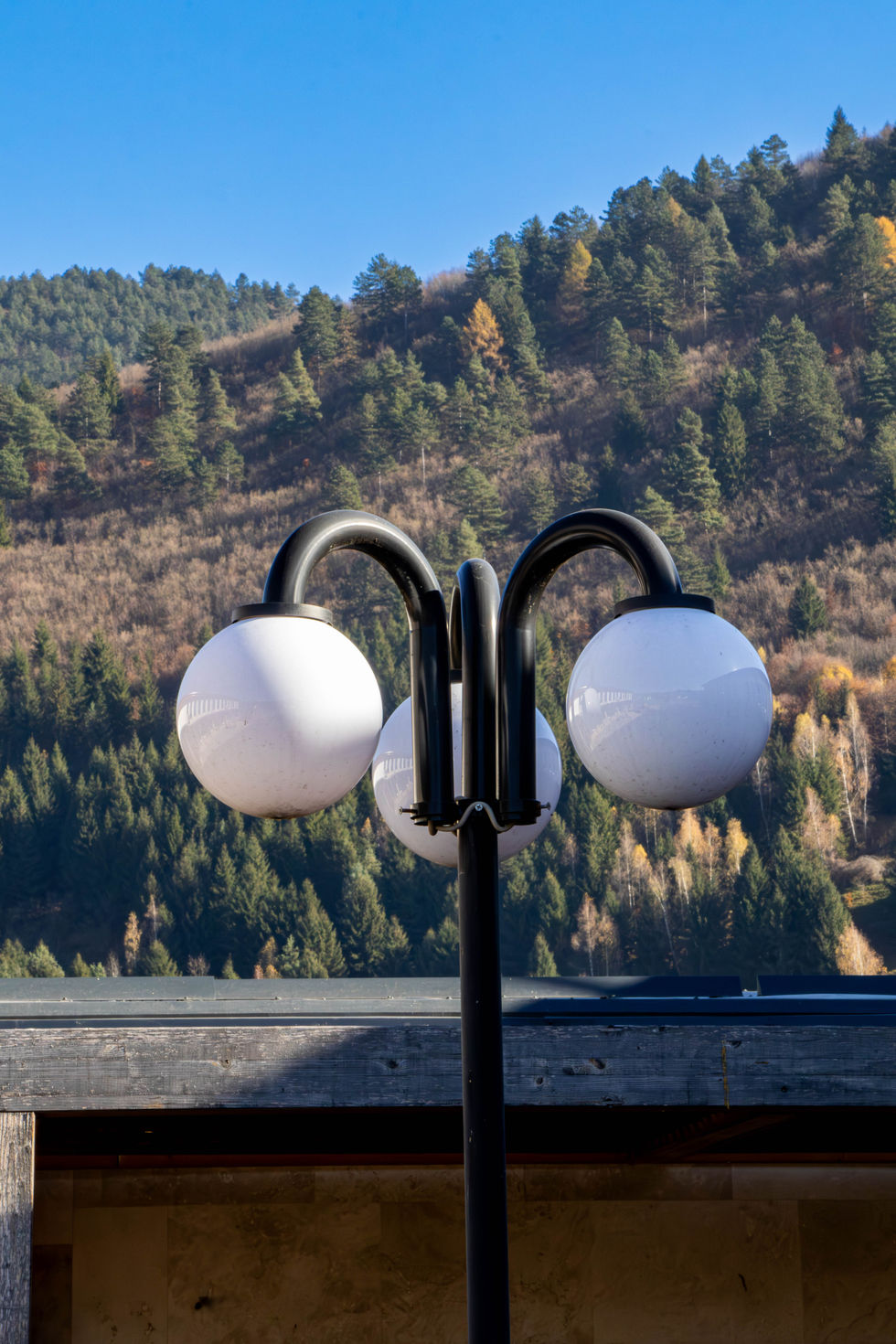 Echipa MEGAWATT & Centrul de Tineret din Sângeorz-Băi! 🏫
Ne bucurăm să anunțăm că am luat parte la acest proiect destinat tineretului, oferind servicii esențiale pentru funcționalitatea și siguranța centrului. În colaborare cu M.I.S. GRUP și în cadrul proiectului de “Îmbunătățire a Spațiilor Publice și Cultural Recreative”, echipa noastră a asigurat instalațiile electrice și sistemele de securitate pentru acest centru important.
⚙ Contribuția MEGAWATT la Centrul de Tineret include:
🕹 Tablouri electrice și un grup electrogen pentru o alimentare stabilă și rezervă.
🌩 Sistem de paratrăsnet pentru protecția clădirii.
🚨 Iluminat de siguranță și panică, completat de butoane de panică pentru situații de urgență.
💡 Iluminat exterior pentru siguranța și accesibilitatea pe timp de noapte.
🚪 Poartă electrică pentru controlul accesului.
⚡ Tablou de anclanșare automată de rezervă pentru a asigura continuitatea alimentării în caz de întreruperi.
♿ Lift electric pentru persoane cu dizabilități
Ne mândrim cu contribuția noastră, un loc modern și sigur, creat pentru activitățile și socializarea tinerilor din Sângeorz-Băi.
🔗 Cu profesionalism și implicare, MEGAWATT continuă să susțină comunitatea, oferind soluții electrice și de siguranță de top!
+40 758 171 818
www.megawatt-bistrita.ro
office@megawatt-bistrita.ro
#megawatt #electricity #energy #sangeorzbai #centrutineret