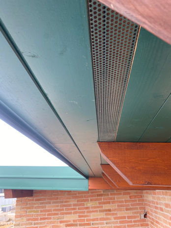 Învelitori pentru Acoperișuri
Oferim soluții premium pentru învelitori de acoperiș, utilizând materiale durabile și tehnici moderne pentru a asigura protecție, estetică și longevitate.

🔹 Tablă Fălțuită din Aluminiu – Folosim tablă fălțuită din aluminiu de cea mai bună calitate, un material ușor, rezistent la coroziune și intemperii, ideal pentru acoperișuri durabile și sigure.

🔹 Montaj Profesional – Tehnica de fălțuire asigură o etanșeitate perfectă, eliminând riscul de infiltrații și oferind un aspect elegant, adaptabil oricărui stil arhitectural.

🔹 Soluții Personalizate – Fie că este vorba despre clădiri rezidențiale, comerciale sau restaurarea unor obiective istorice, proiectele noastre sunt adaptate fiecărui tip de construcție, garantând un rezultat impecabil.

Punem accent pe calitate, durabilitate și execuție precisă, oferind soluții complete pentru acoperișuri eficiente și sigure.