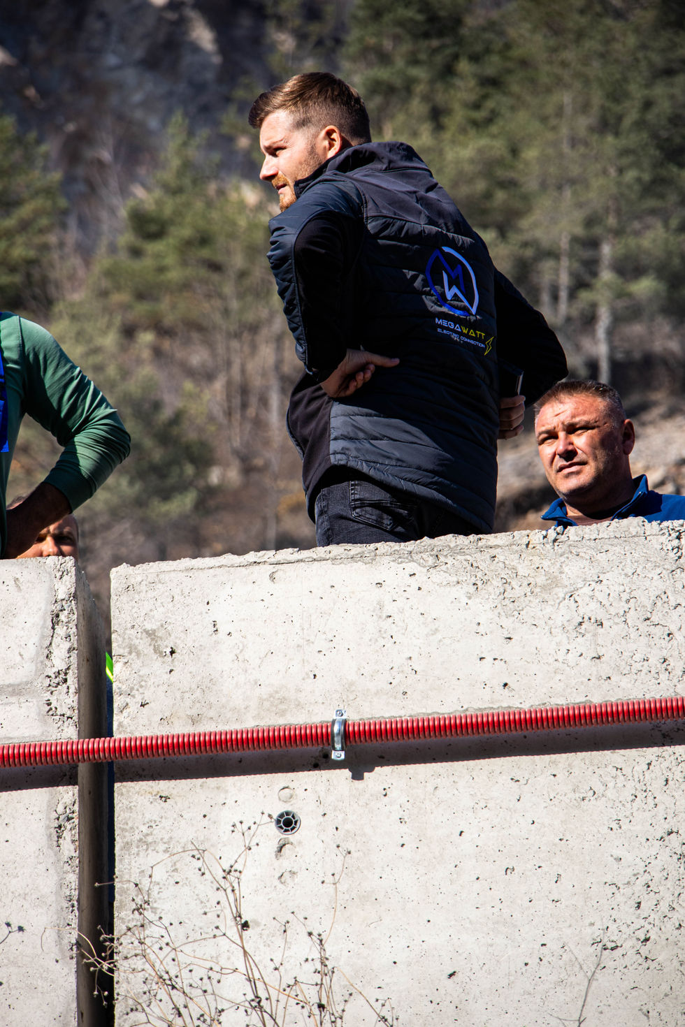 Echipa noastra lucreaza la un proiect de iluminat exterior pentru Cariera si Statia de asfalt din Magura Ilvei M.I.S. Grup. 🚧💡 Acest proiect ambitios presupune instalarea unui sistem de iluminat modern, care va asigura siguranta si vizibilitate optima in toate zonele de lucru.
Cu atentie la fiecare detaliu, echipa noastra combina tehnologia de ultima generatie cu expertiza practica, pentru ca acest proiect sa prinda contur exact asa cum a fost planificat. Ramaneti alaturi de noi pentru a vedea cum aceasta viziune devine realitate, pas cu pas!
#Megawatt #IluminatExterior #ProiecteInDerulare #Infrastructura