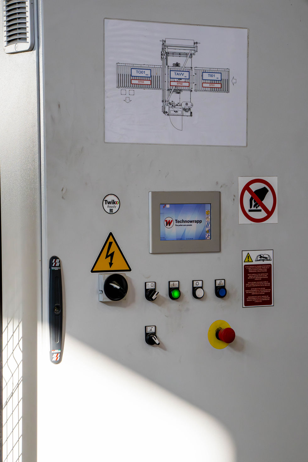 Suntem mândri să anunțăm finalizarea lucrărilor de instalații electrice la prima fabrică de peleți din Bistrița-Năsăud, Ilva Mică, deținută de STARGATE! 🔌💡
🚨 Sistem de evacuare și iluminat anti-panică – măsuri de siguranță esențiale pentru evacuarea în caz de urgență.
💡 Iluminat interior & exterior pentru siguranță și accesibilitate.
🔧 Instalații electrice de curenți tari – Alimentare cu energie electrică pentru întreaga locație, inclusiv tablouri electrice performante.
⚡Alimentare utilaje.
⚙️Automatizări diverse.
Această fabrică modernizată completează activitatea STARGATE, începută în 2019, printr-o retehnologizare amplă dedicată producției de biomasă, rezultat al unei investiții semnificative realizate de STARGATE. Prin recuperarea completă a deșeurilor de lemn și rumeguș, fabrica de peleți contribuie la un ciclu de producție sustenabil, maximizând utilizarea resurselor și reducând impactul asupra mediului.
#MEGAWATT #STARGATE #GREEN #BIO #ENERGY #ELECTRICITY