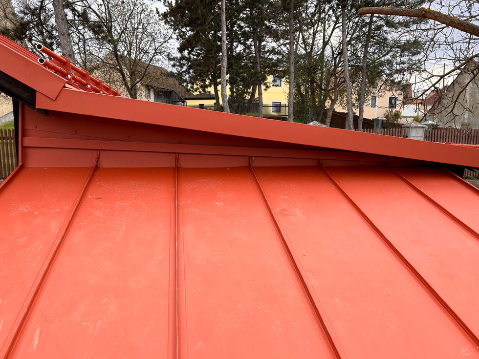 Învelitori pentru Acoperișuri
Oferim soluții premium pentru învelitori de acoperiș, utilizând materiale durabile și tehnici moderne pentru a asigura protecție, estetică și longevitate.

🔹 Tablă Fălțuită din Aluminiu – Folosim tablă fălțuită din aluminiu de cea mai bună calitate, un material ușor, rezistent la coroziune și intemperii, ideal pentru acoperișuri durabile și sigure.

🔹 Montaj Profesional – Tehnica de fălțuire asigură o etanșeitate perfectă, eliminând riscul de infiltrații și oferind un aspect elegant, adaptabil oricărui stil arhitectural.

🔹 Soluții Personalizate – Fie că este vorba despre clădiri rezidențiale, comerciale sau restaurarea unor obiective istorice, proiectele noastre sunt adaptate fiecărui tip de construcție, garantând un rezultat impecabil.

Punem accent pe calitate, durabilitate și execuție precisă, oferind soluții complete pentru acoperișuri eficiente și sigure.