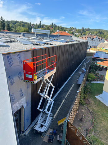 Fațade Ventilate și Panouri
Implementăm fațade ventilate și panouri de înaltă calitate, asigurând o combinație ideală între estetică, eficiență energetică și protecție durabilă. Aceste soluții moderne contribuie la confortul interior și reduc costurile de întreținere.
🏢 Fațade Ventilate – Oferă izolare termică și fonică superioară, protejând structura împotriva factorilor externi. Utilizăm materiale rezistente precum HPL, fibrociment, aluminiu compozit și ceramică pentru un aspect elegant și durabil.
🔩 Montaj și Integrare – Adaptăm fiecare fațadă ventilată în funcție de specificațiile proiectului, asigurând un finisaj impecabil și o execuție precisă.
🛠️ Panouri pentru Fațade – Disponibile într-o gamă variată, panourile decorative și de protecție sunt concepute pentru a rezista în timp, menținându-și culoarea și structura.
Indiferent dacă este vorba de clădiri rezidențiale, comerciale sau restaurarea unor obiective istorice, oferim soluții eficiente și estetice, adaptate fiecărui proiect.