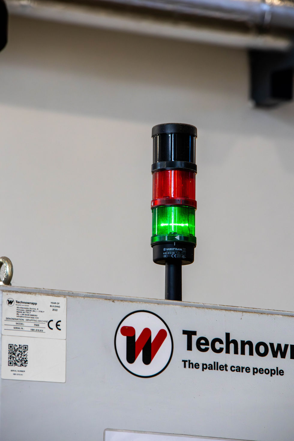 Suntem mândri să anunțăm finalizarea lucrărilor de instalații electrice la prima fabrică de peleți din Bistrița-Năsăud, Ilva Mică, deținută de STARGATE! 🔌💡
🚨 Sistem de evacuare și iluminat anti-panică – măsuri de siguranță esențiale pentru evacuarea în caz de urgență.
💡 Iluminat interior & exterior pentru siguranță și accesibilitate.
🔧 Instalații electrice de curenți tari – Alimentare cu energie electrică pentru întreaga locație, inclusiv tablouri electrice performante.
⚡Alimentare utilaje.
⚙️Automatizări diverse.
Această fabrică modernizată completează activitatea STARGATE, începută în 2019, printr-o retehnologizare amplă dedicată producției de biomasă, rezultat al unei investiții semnificative realizate de STARGATE. Prin recuperarea completă a deșeurilor de lemn și rumeguș, fabrica de peleți contribuie la un ciclu de producție sustenabil, maximizând utilizarea resurselor și reducând impactul asupra mediului.
#MEGAWATT #STARGATE #GREEN #BIO #ENERGY #ELECTRICITY