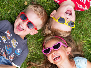 Kinder liegen im Gras