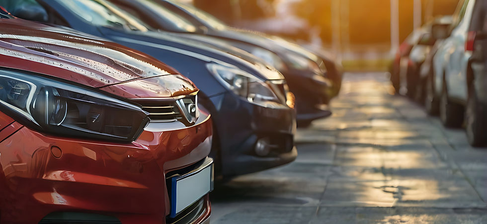 Eine Reihe parkender Autos