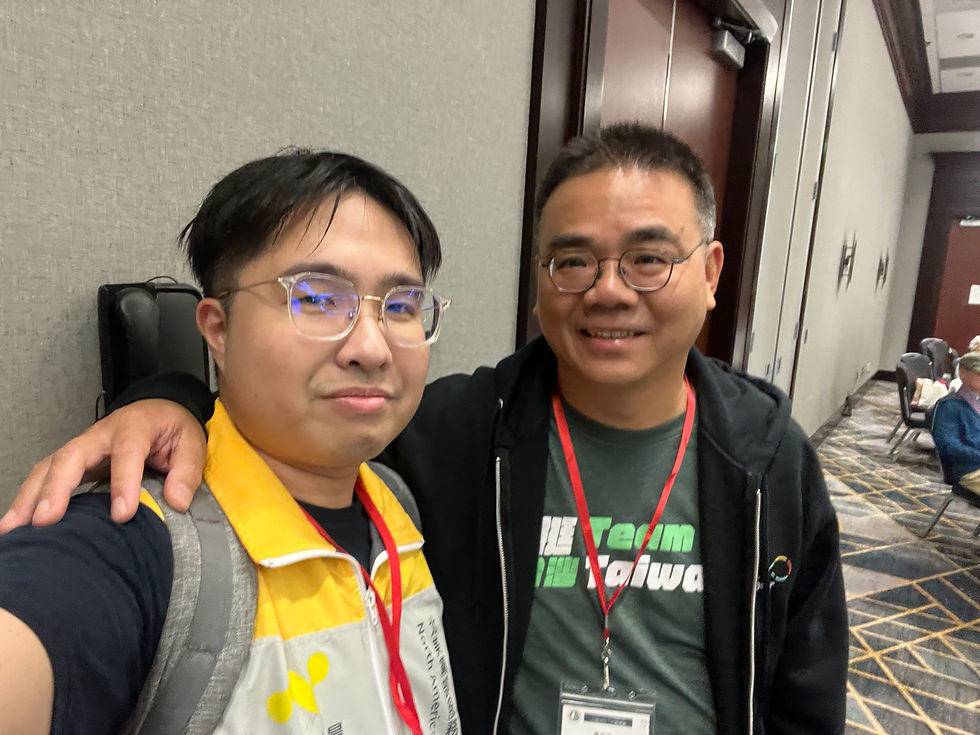 Thomas 和全美會秘書長宇平哥 (右) 合照。
