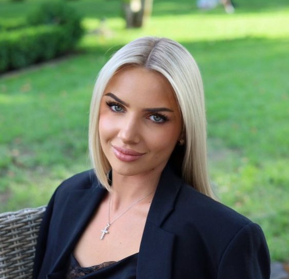 Writer: Evelina Anderson