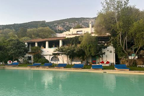 Su Gologone main building and pool