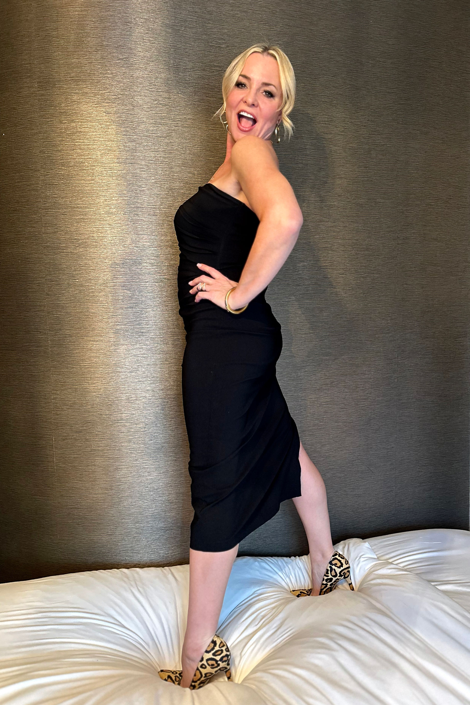 show some personality in your dating profile photos- smiles win