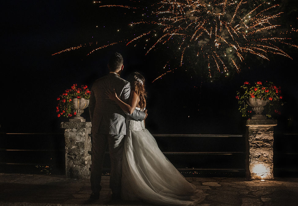 Gli sposi guardano i fuochi artificiali alla Madonnina di Barni