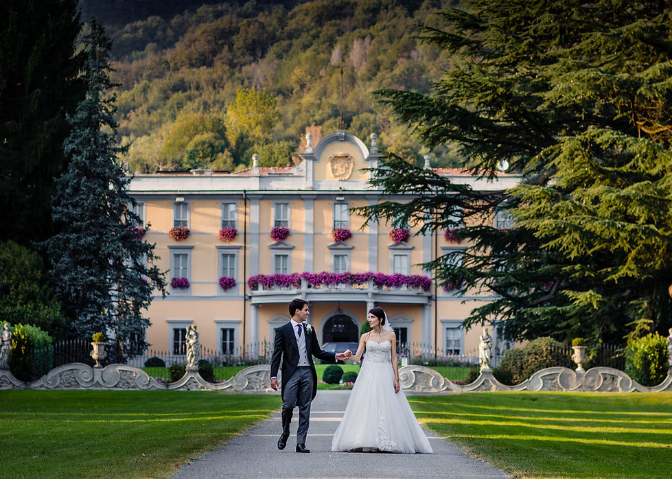 Sposi passeggiano davanti alla Villa Acquaroli