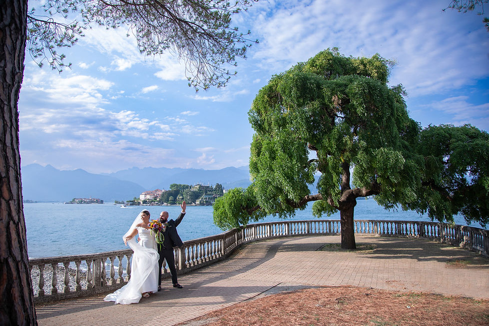 Newlyweds in Stresa with the Borromean Islands in the background